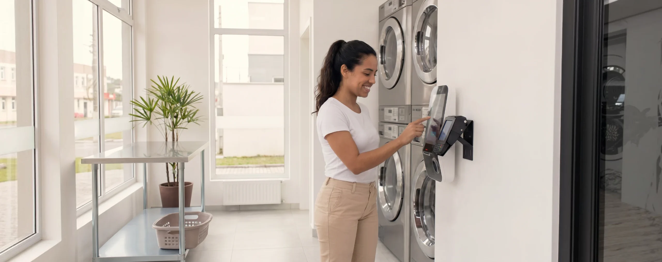 mulher utilizando smart totem linvo em uma lavanderia